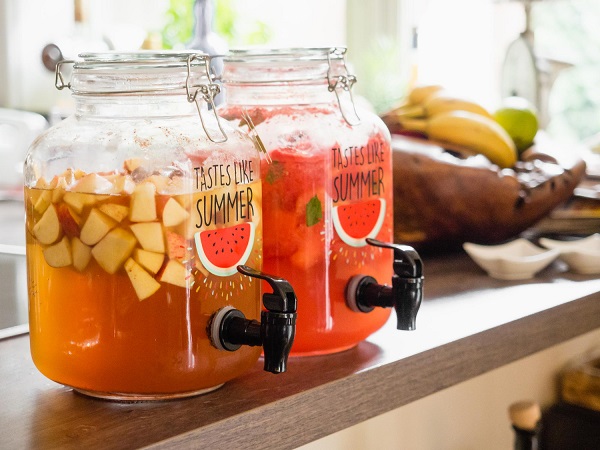 Organizing a Summer Party: Dispenser Jars as the Main Decorative Element