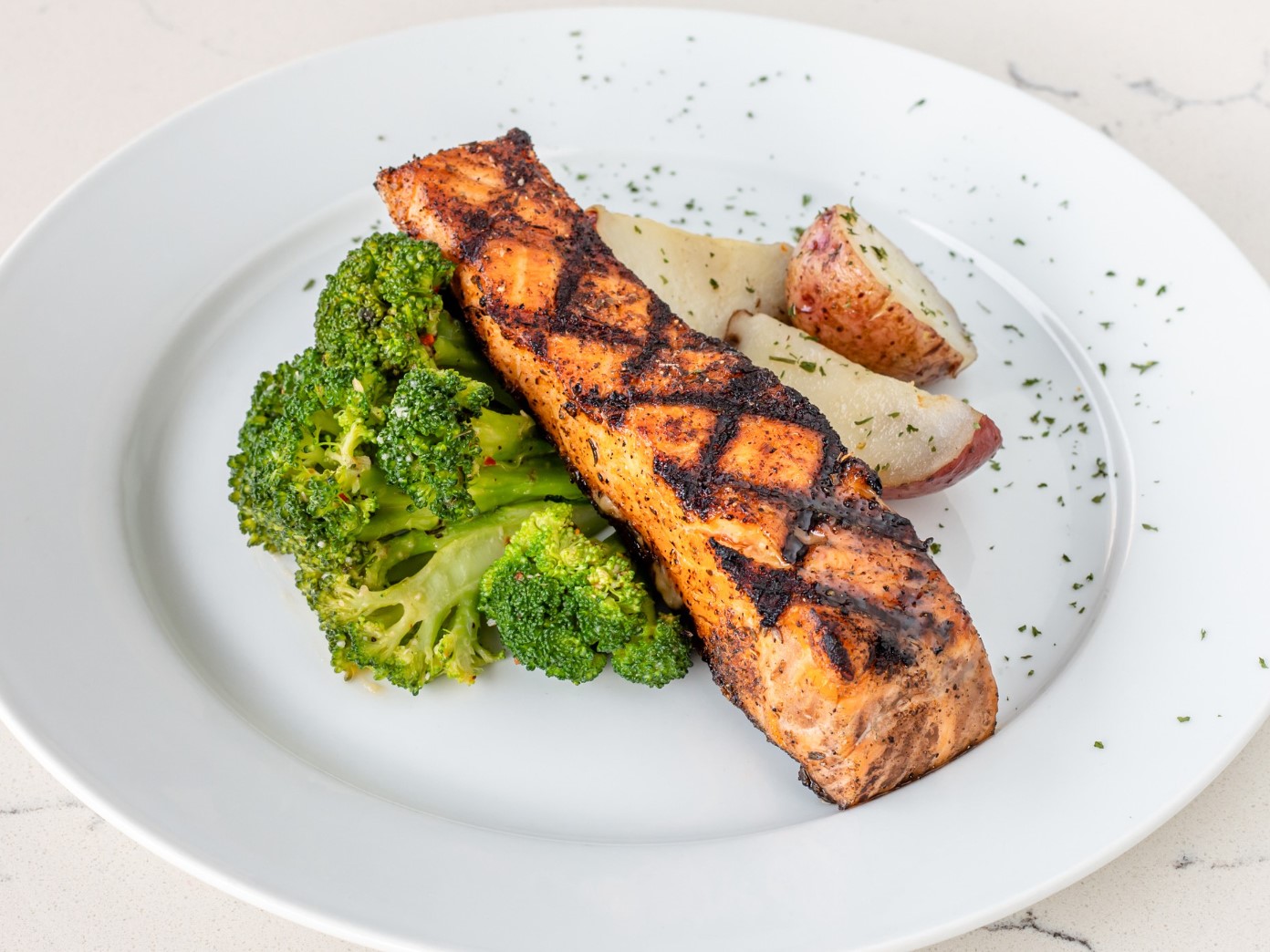 Grilled Salmon with Lemon and Herbs – A Simple Recipe for an Elegant Meal