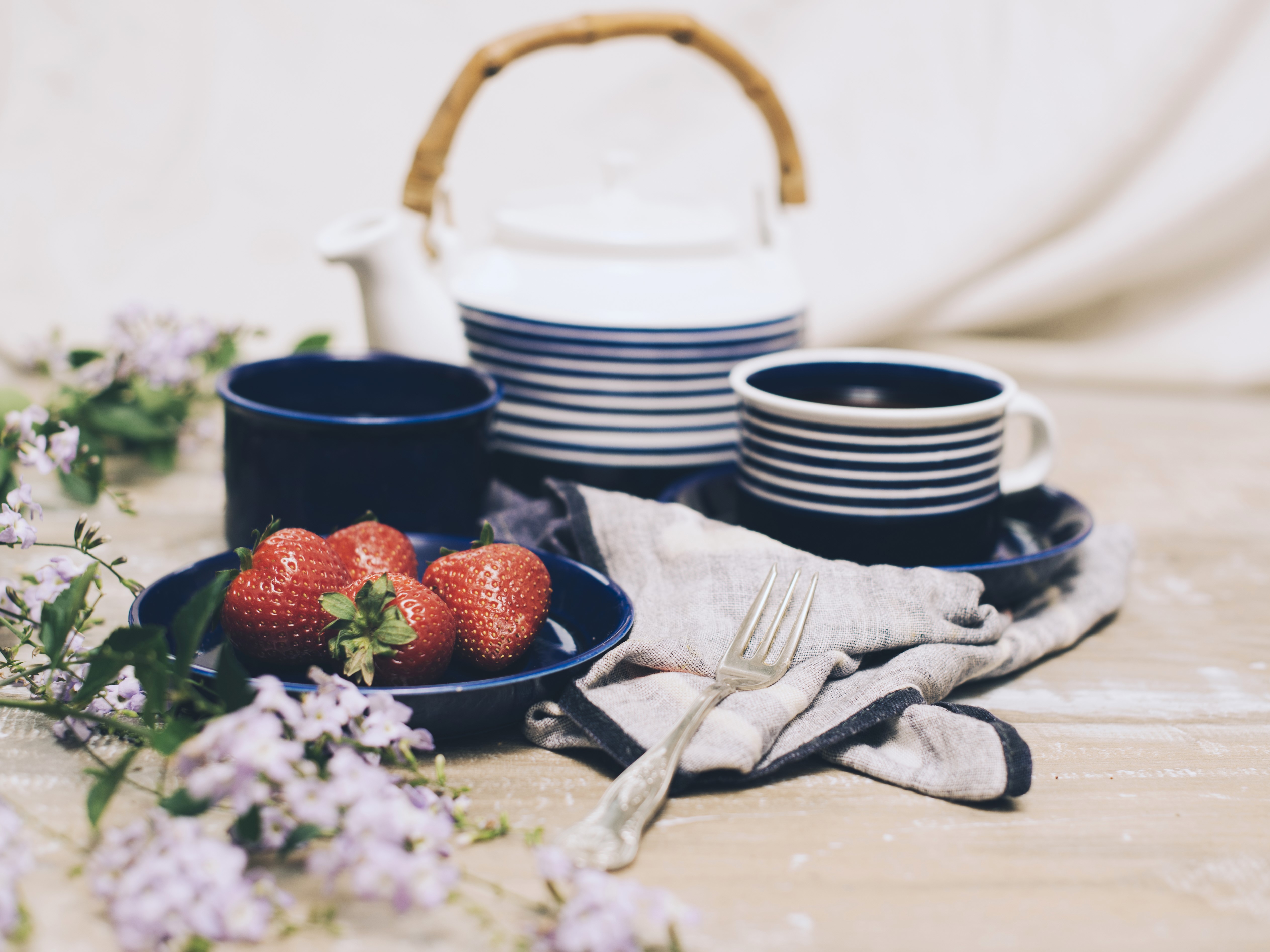 Tableware for a Summer Gathering – Glass, Ceramics, or Enamel?